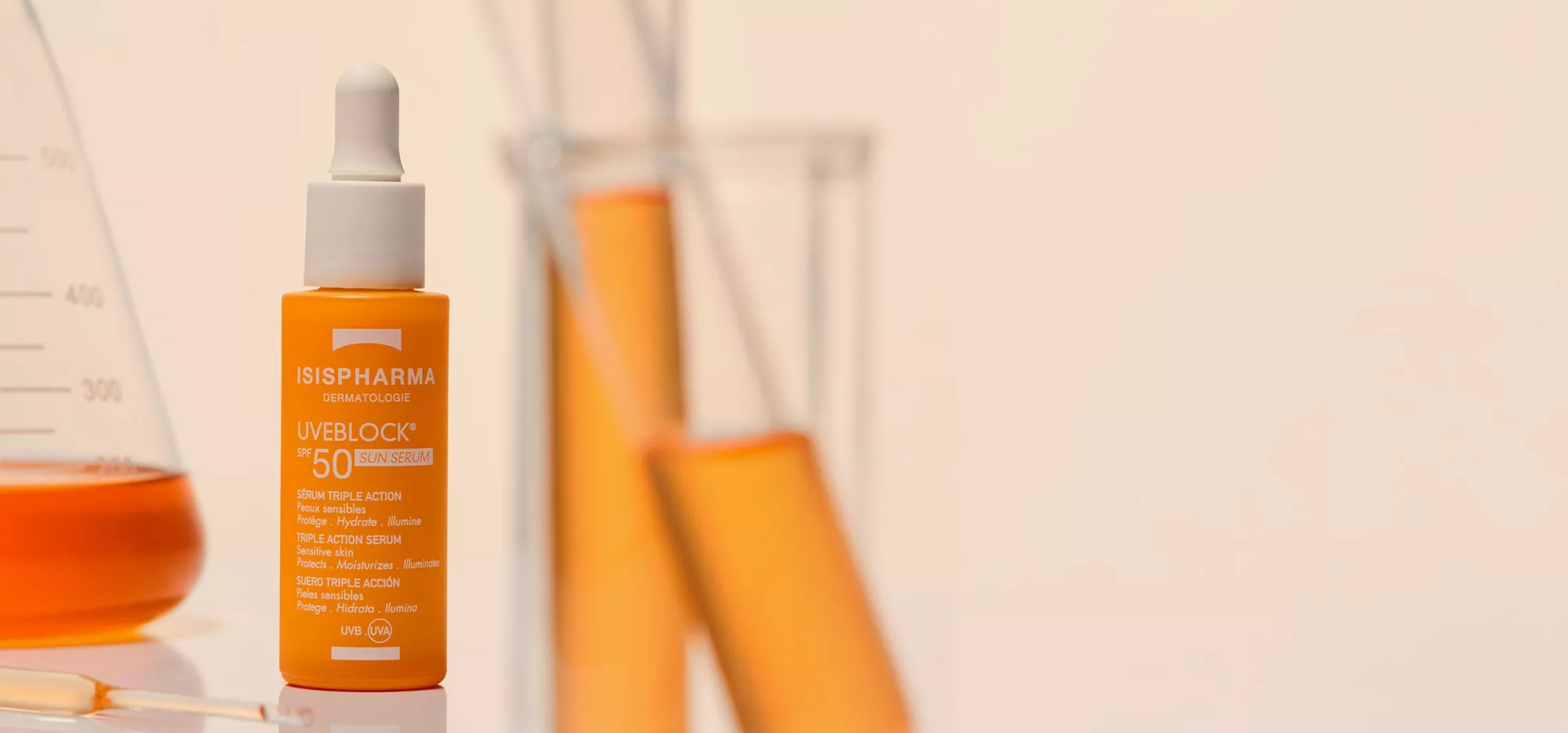 Ser hidratant ultra-fluid cu efect strălucitor și protecție solară ridicată.